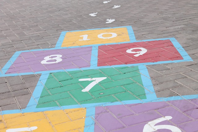 ¿Cómo se juega a la rayuela? Reglas, variantes y beneficios del clásico juego infantil